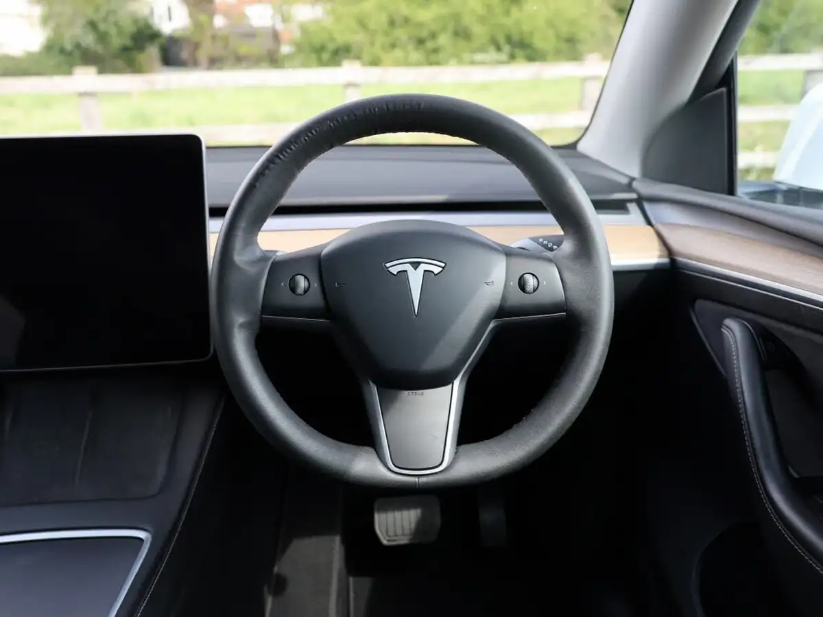 2022-tesla-model-y-e-long-range-big-78