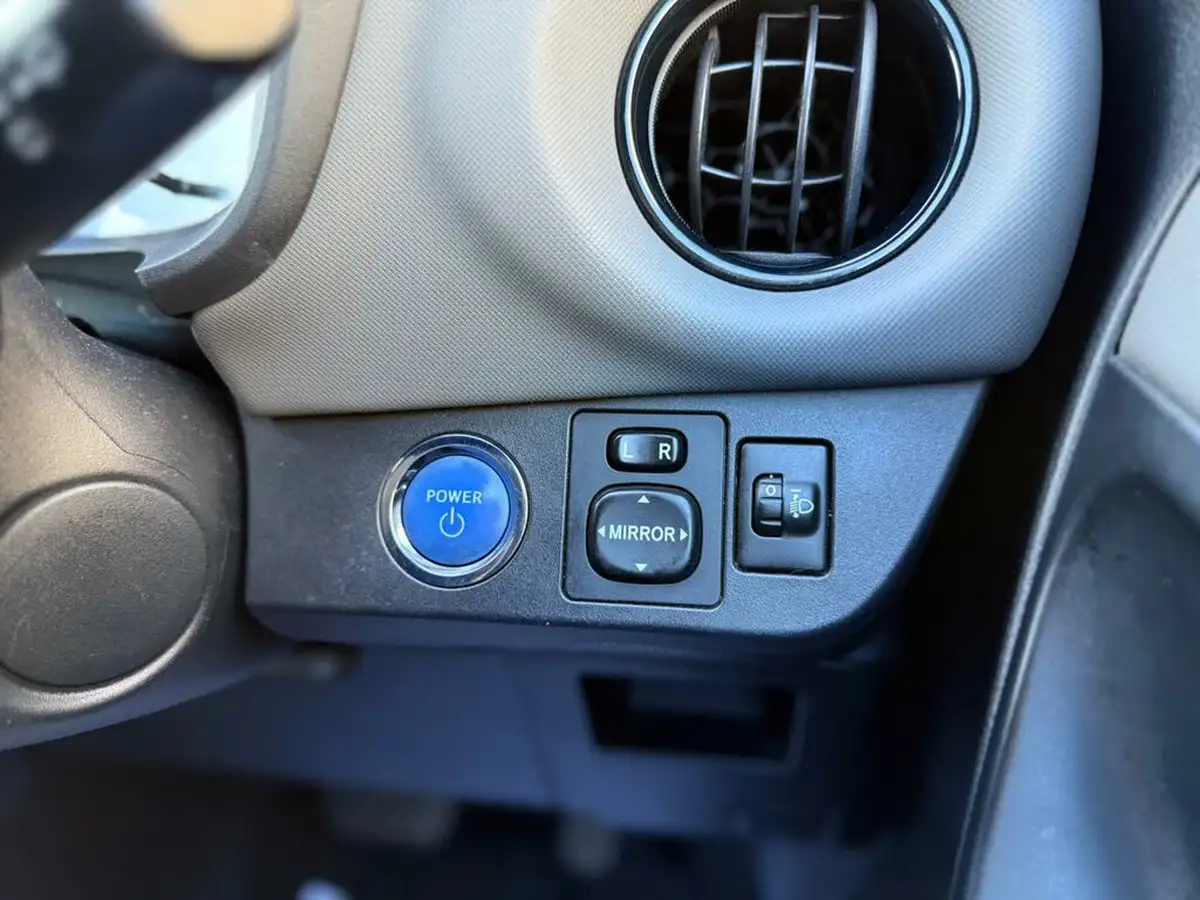 2016-toyota-yaris-15-vvt-i-design-hybrid-big-51