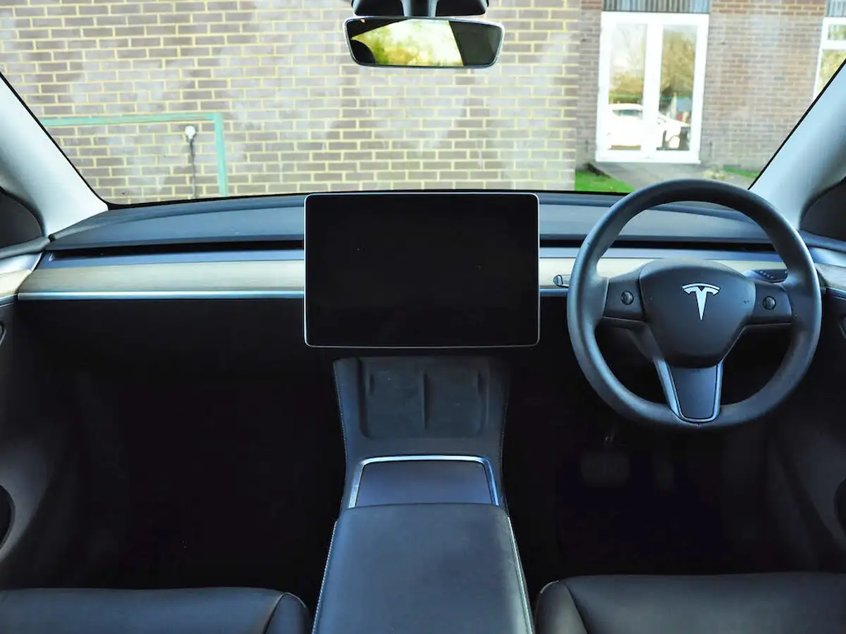 2022-tesla-model-y-e-long-range-big-36