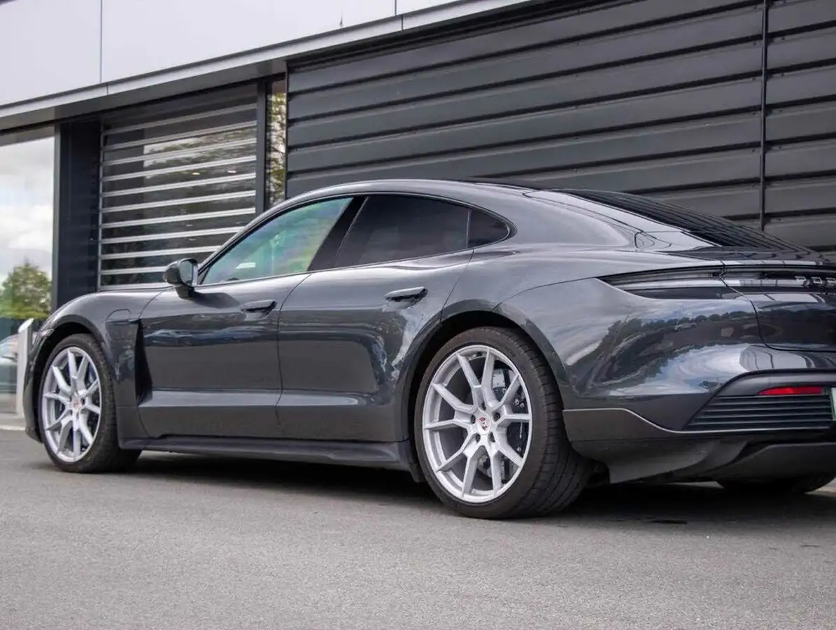 2020-porsche-taycan-e-turbo-s-big-19