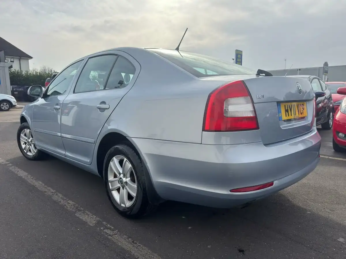 2011-skoda-octavia-16-se-hatchback-big-2