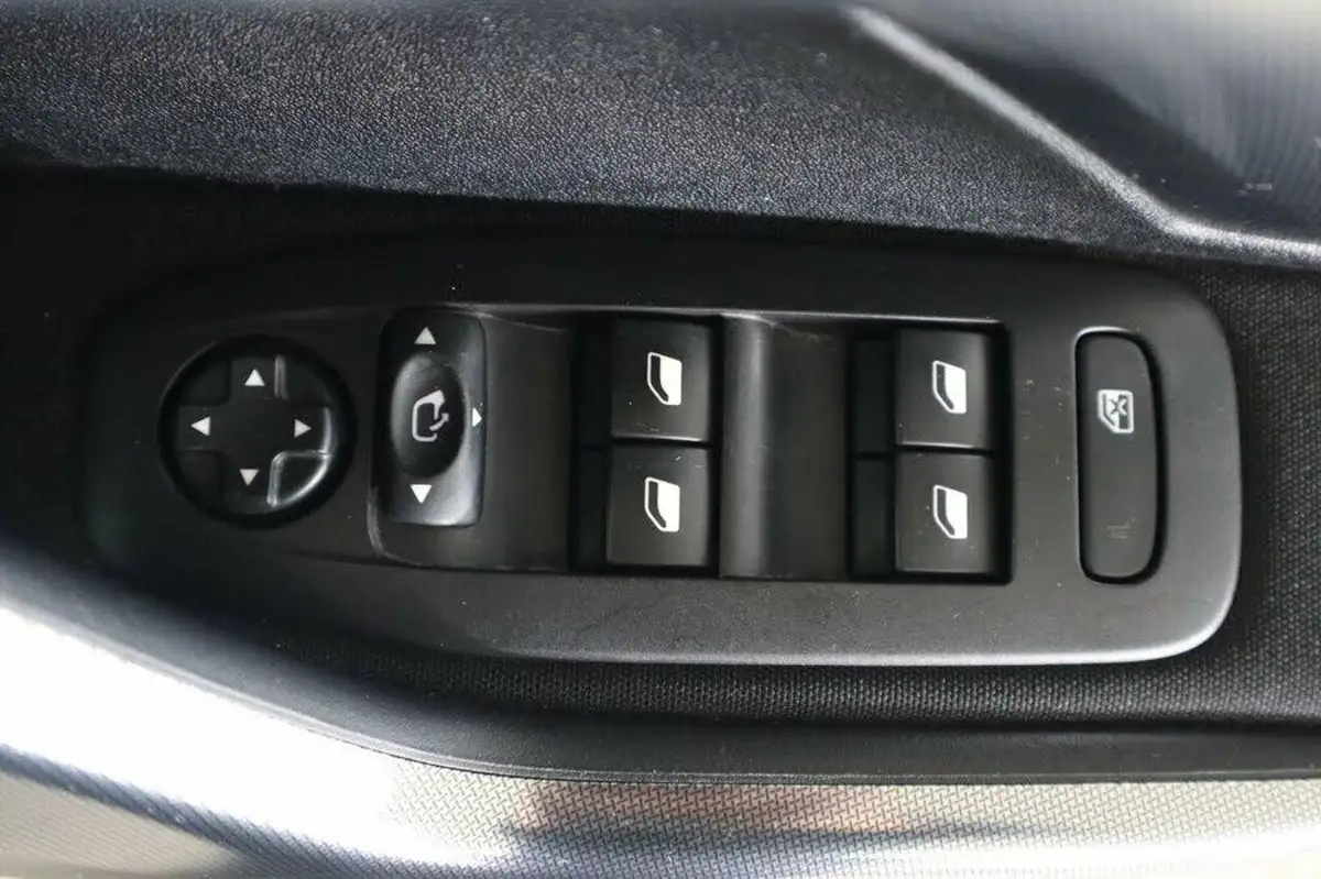2018-peugeot-2008-suv-12-puretech-allure-premium-big-25
