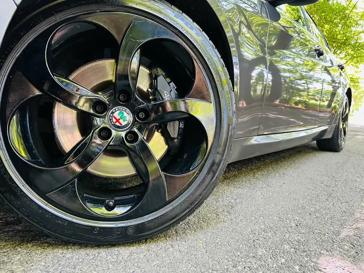 2019-alfa-romeo-giulia-20-veloce-big-30