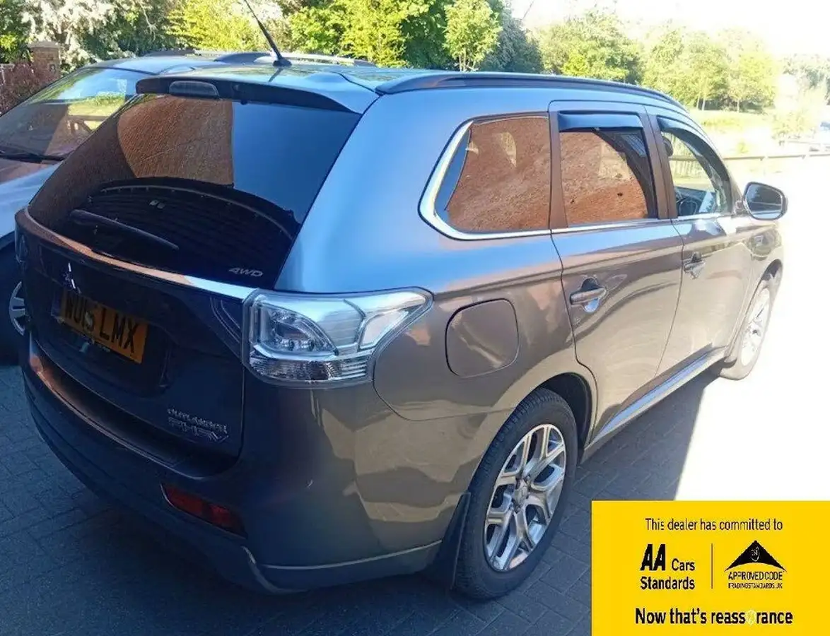 2015-mitsubishi-outlander-20-gx4h-phev-big-3