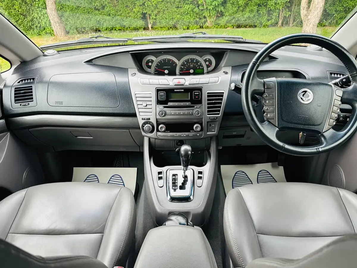 2013-kgm-ssangyong-turismo-20td-ex-big-19