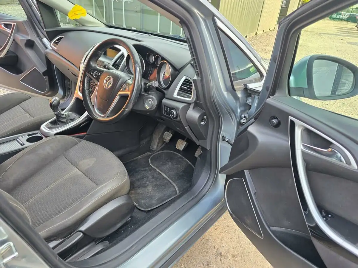 2012-vauxhall-astra-16-sri-vvt-16v-115ps-hatchback-5d-big-24
