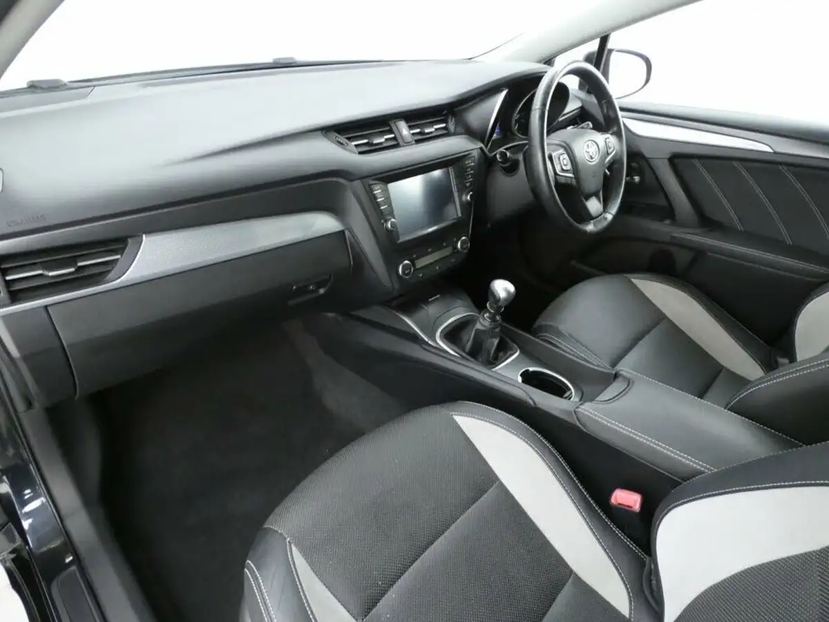 2017-toyota-avensis-20d-4d-design-saloon-4d-big-20