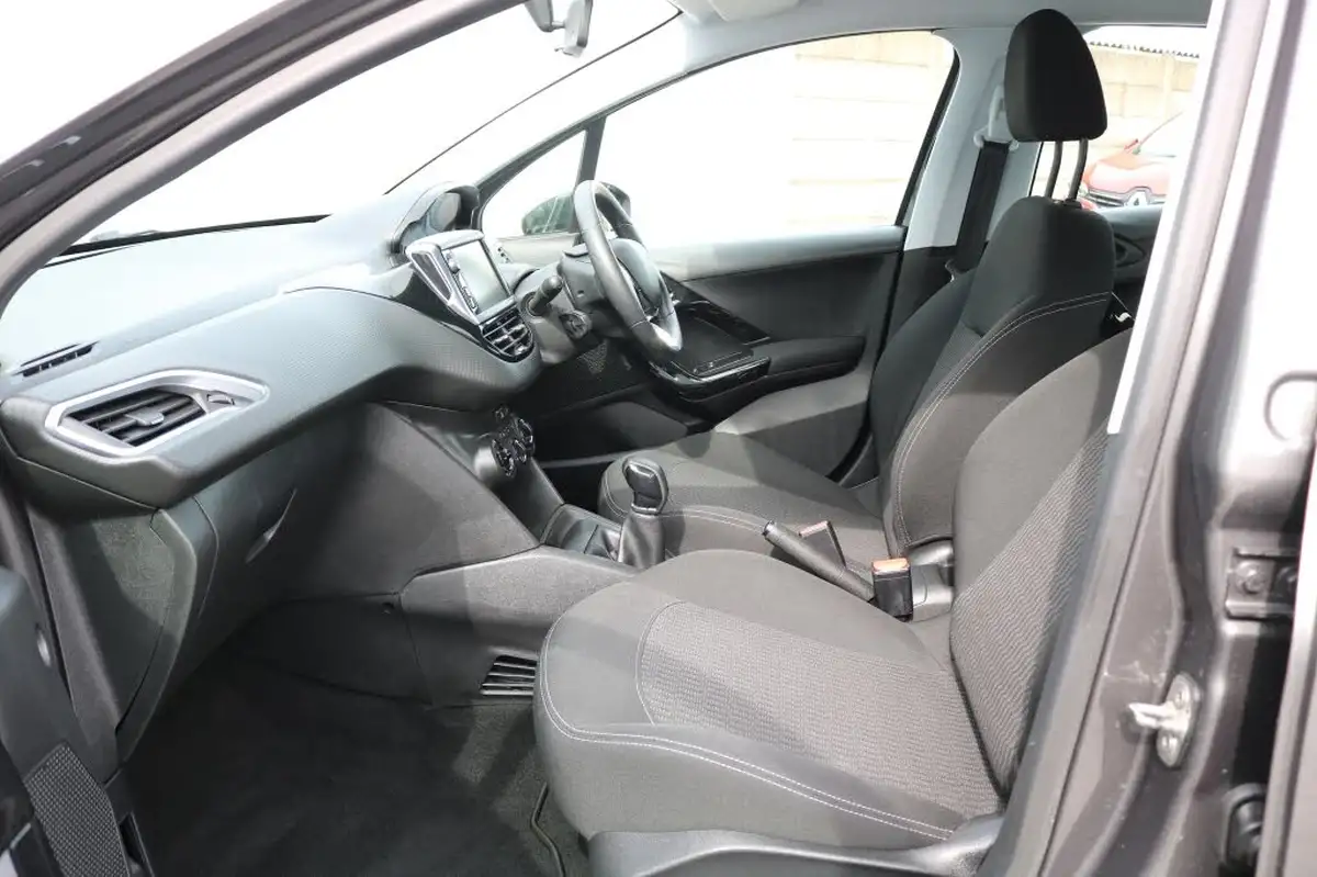 2019-peugeot-208-12-puretech-active-82bhp-ss-big-13