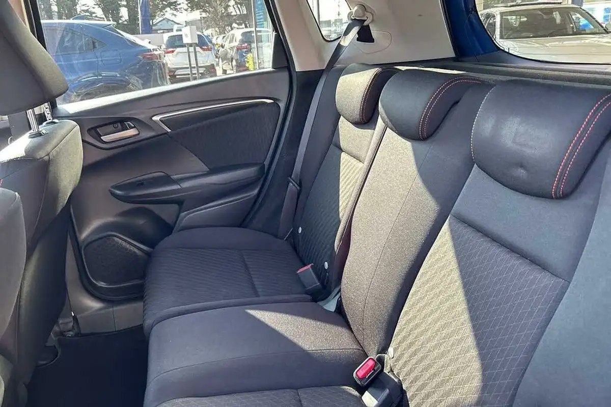 2019-honda-jazz-15-i-vtec-sport-navi-cvt-big-27