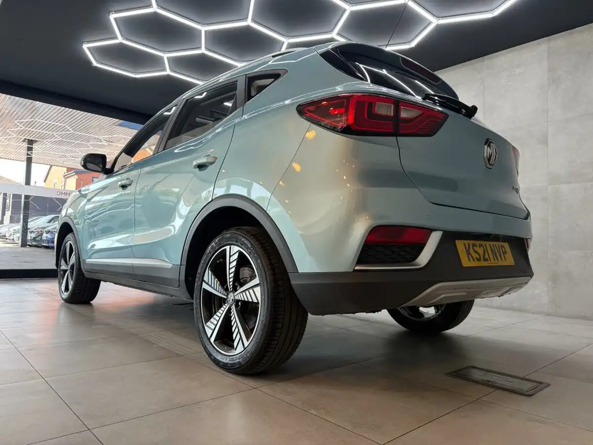 2021-mg-zs-suv-e-exclusive-ev-big-4