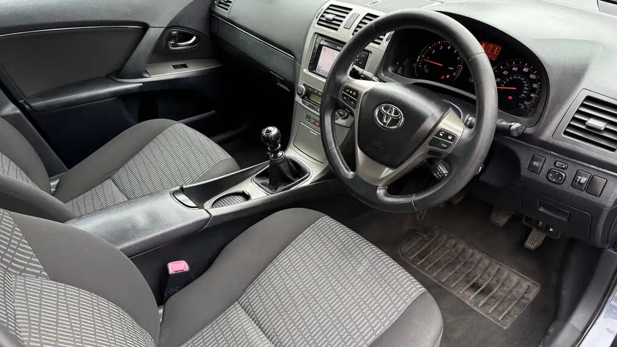 2010-toyota-avensis-big-14