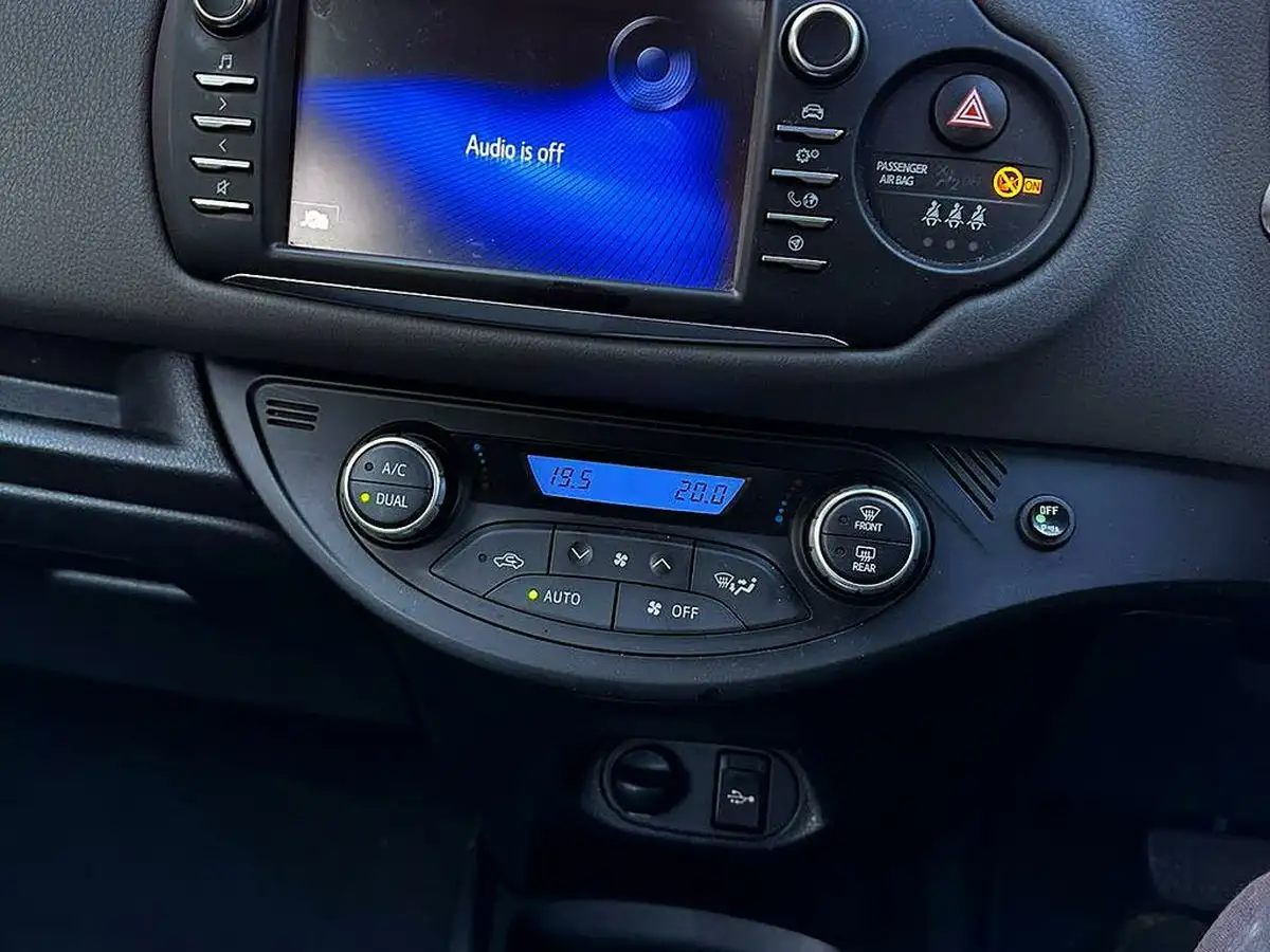 2019-toyota-yaris-15-vvt-i-icon-tech-98bhp-hybrid-1497cc-e-cvt-big-40