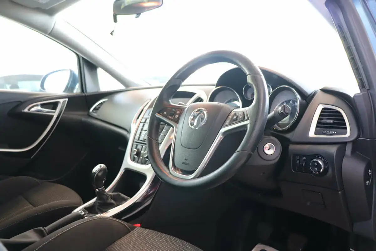 2013-vauxhall-astra-20td-sri-ss-estate-big-16