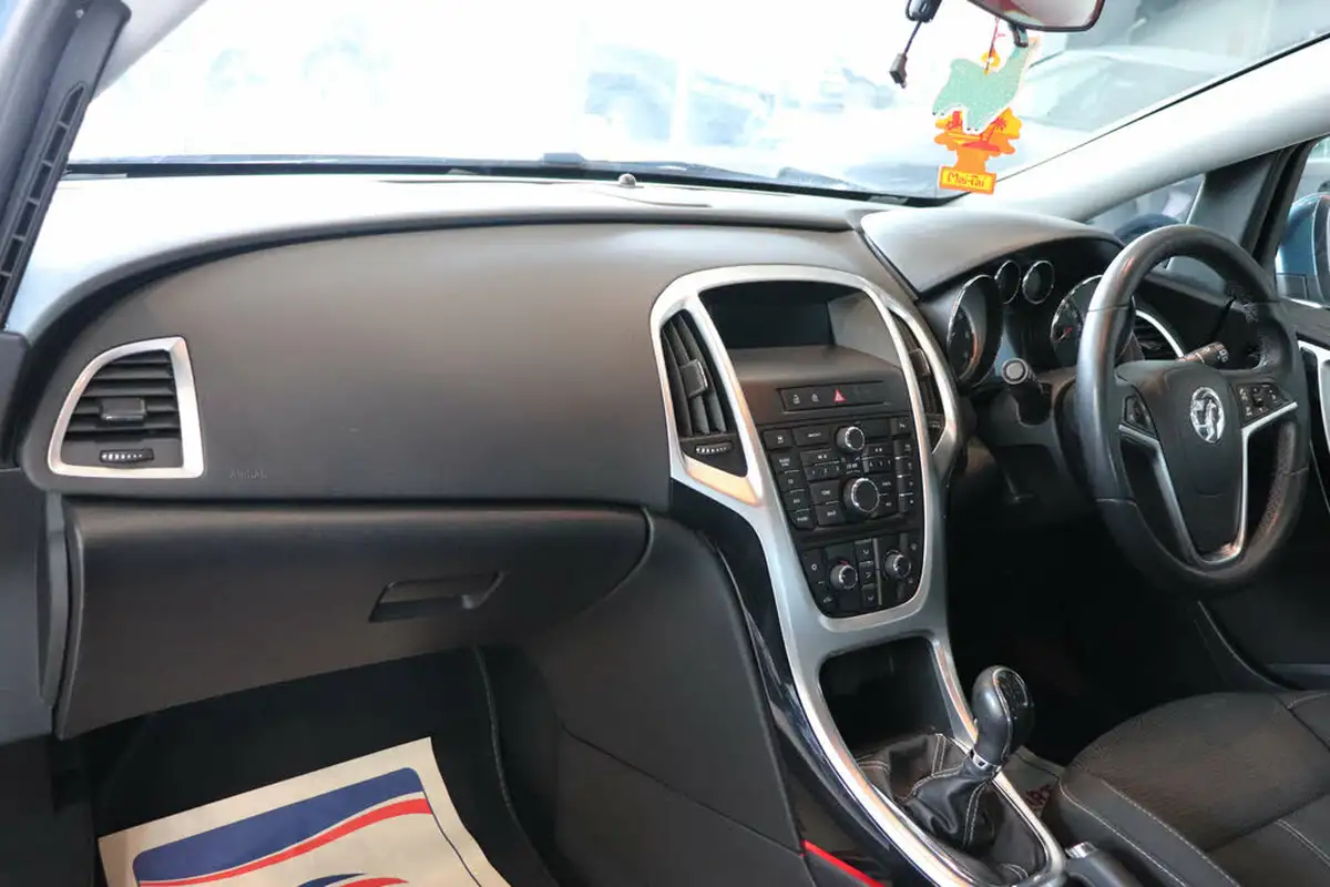 2013-vauxhall-astra-20td-sri-ss-estate-big-40