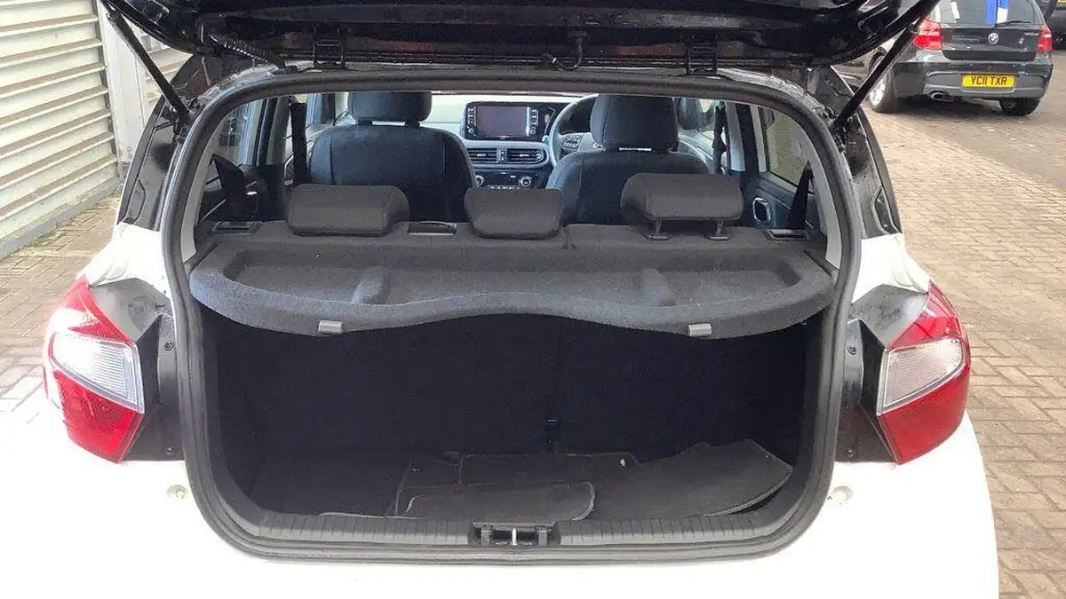 2022-hyundai-i10-12-premium-big-6