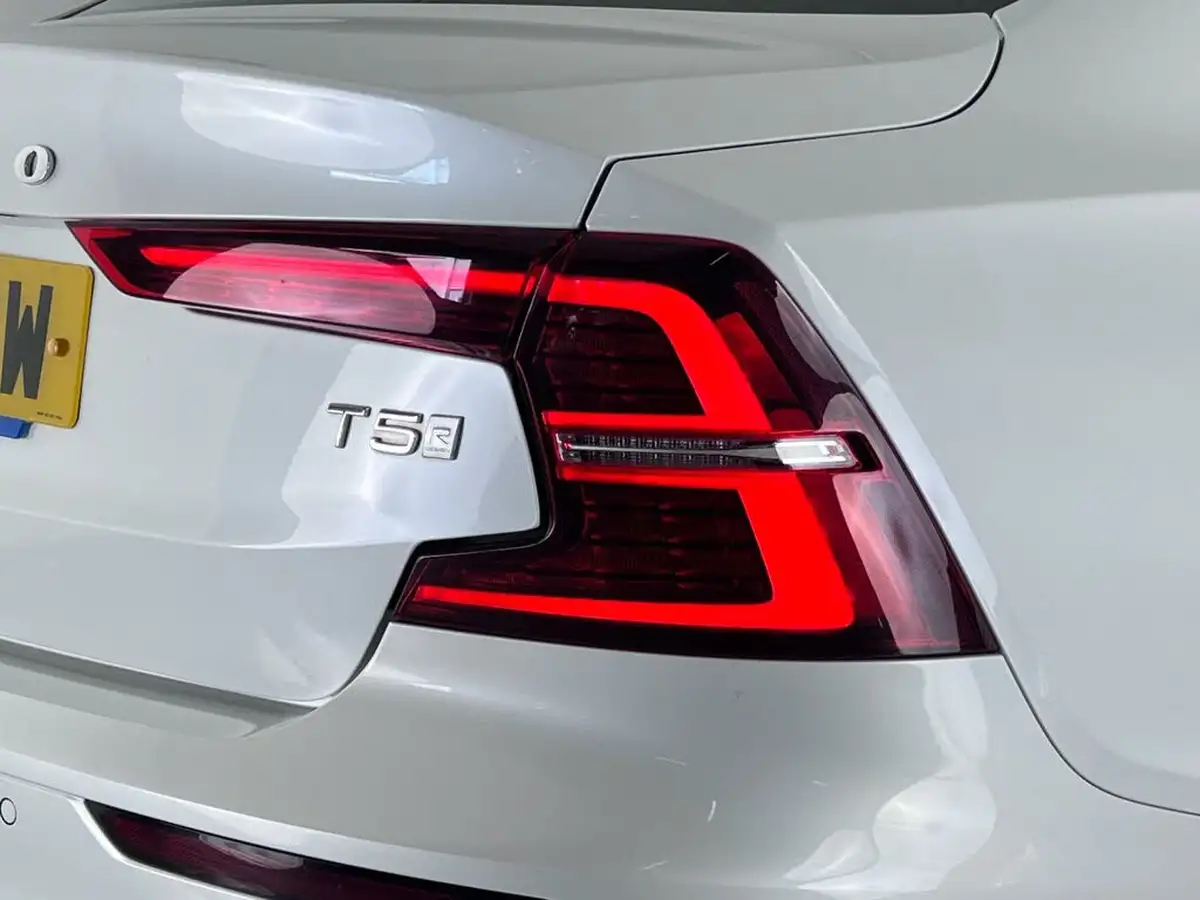2020-volvo-s60-20-t5-r-design-plus-big-10