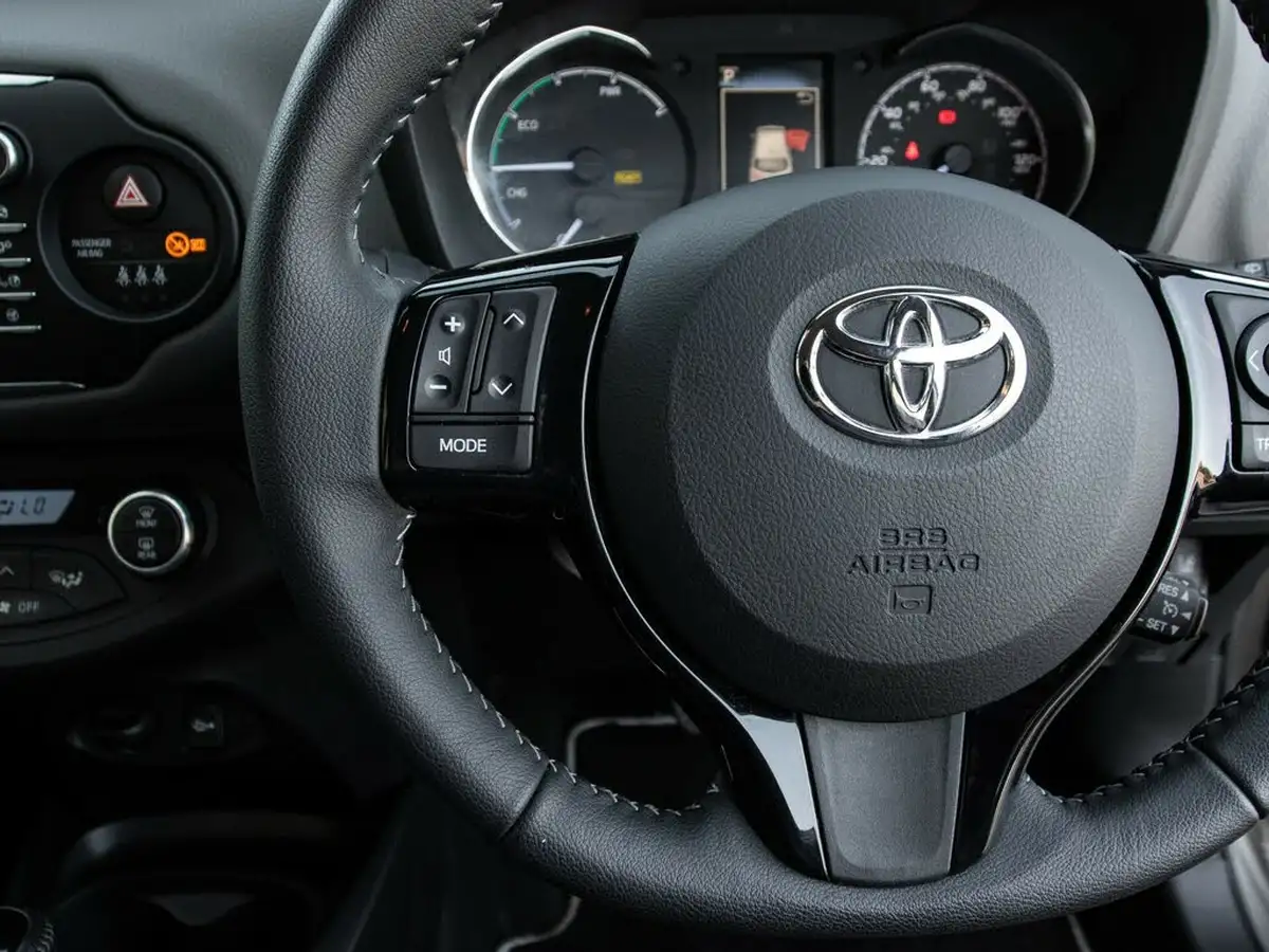 2017-toyota-yaris-15-vvt-i-icon-navi-hybrid-big-17