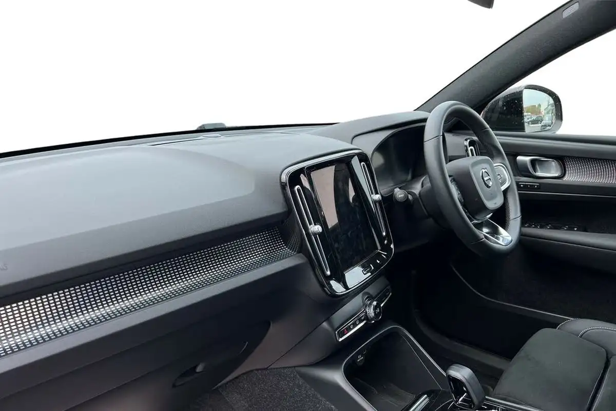 2022-volvo-xc40-20-b3-plus-big-1