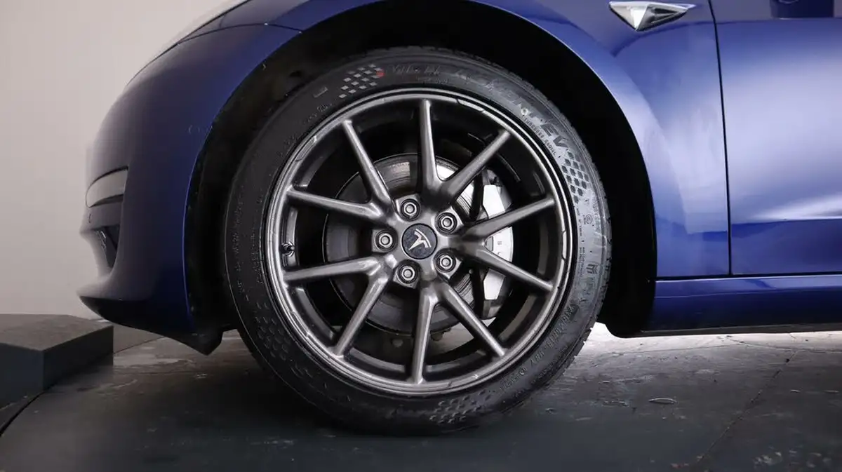 2020-tesla-model-3-e-long-range-big-18