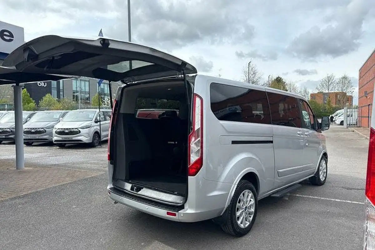 2023-ford-tourneo-custom-big-6