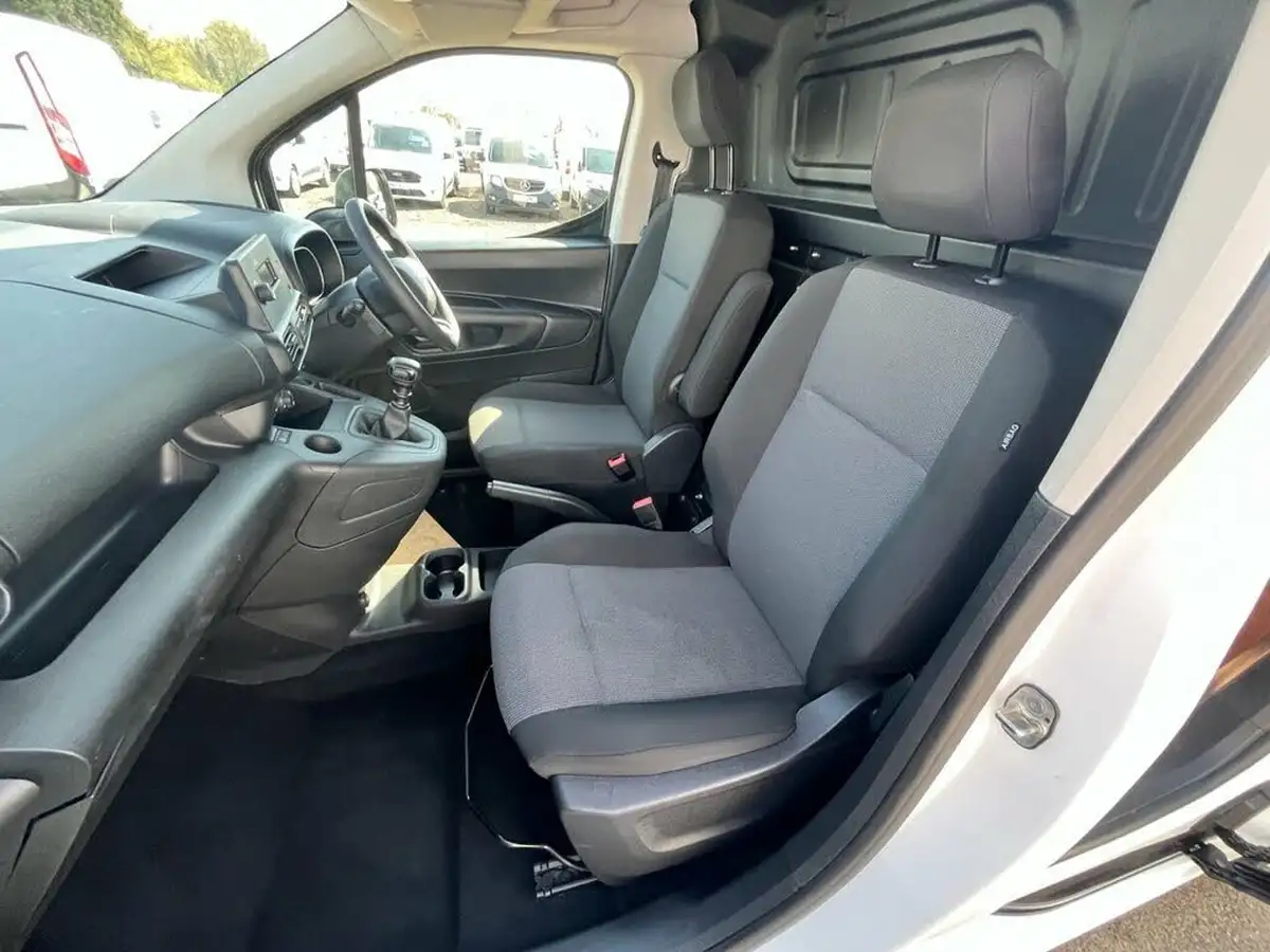 2022-toyota-proace-city-15d-active-big-11
