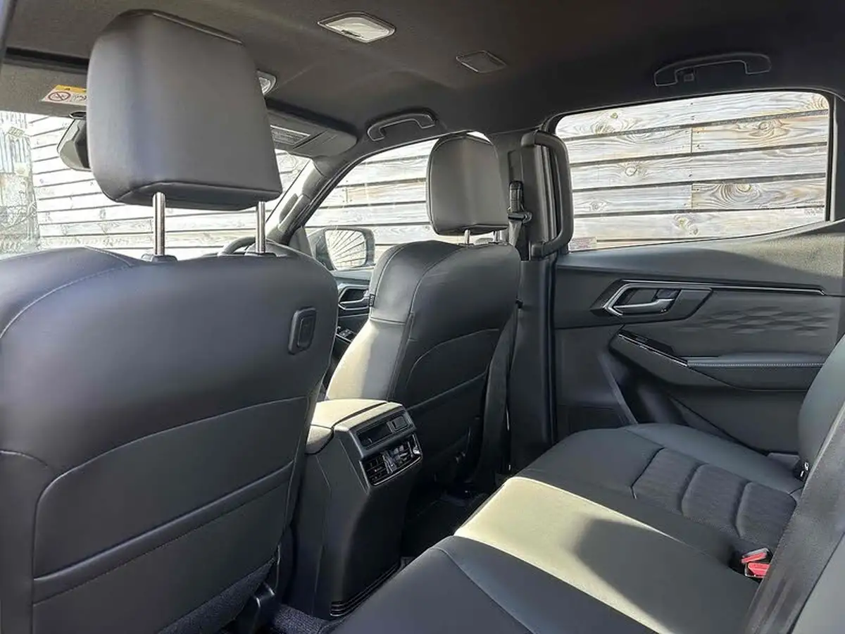 2025-isuzu-d-max-19td-v-cross-big-23