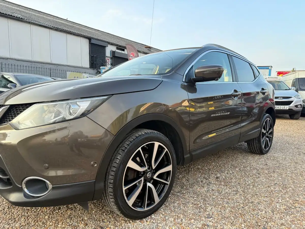2015-nissan-qashqai-16-tekna-big-5