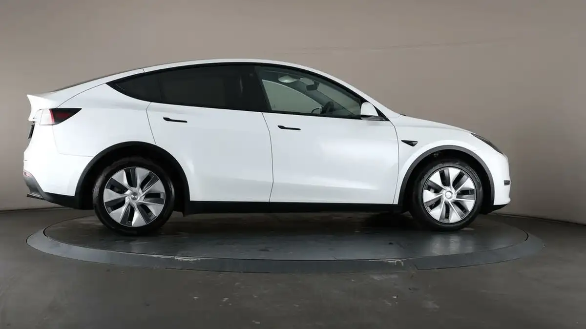 2022-tesla-model-y-e-long-range-big-53