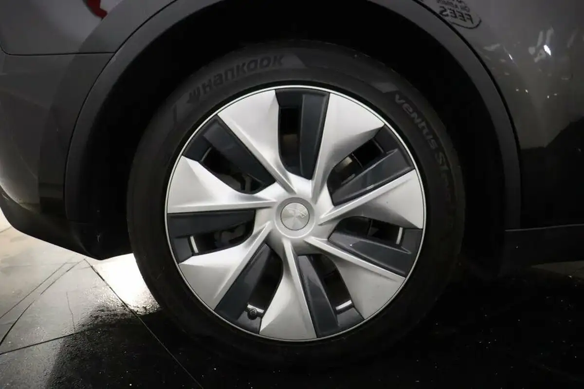 2022-tesla-model-y-e-long-range-big-30