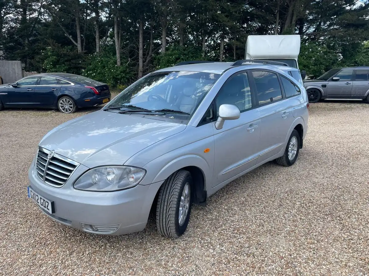 2012-kgm-ssangyong-rodius-27td-es-big-1