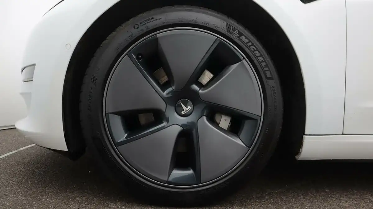 2021-tesla-model-3-e-long-range-awd-big-18