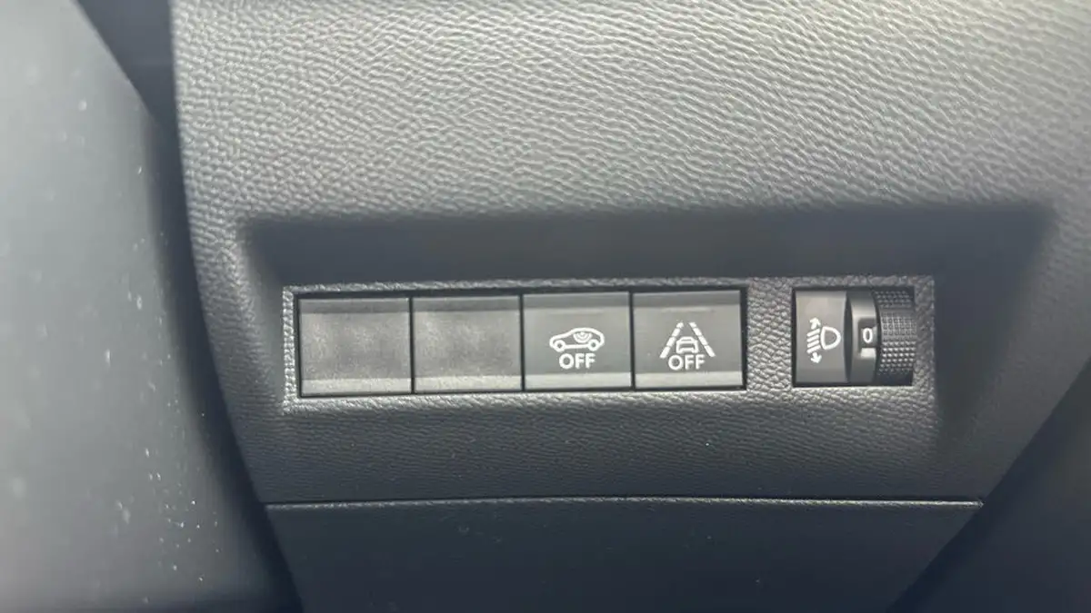 2023-peugeot-208-12-puretech-active-premium-100ps-eat8-big-33