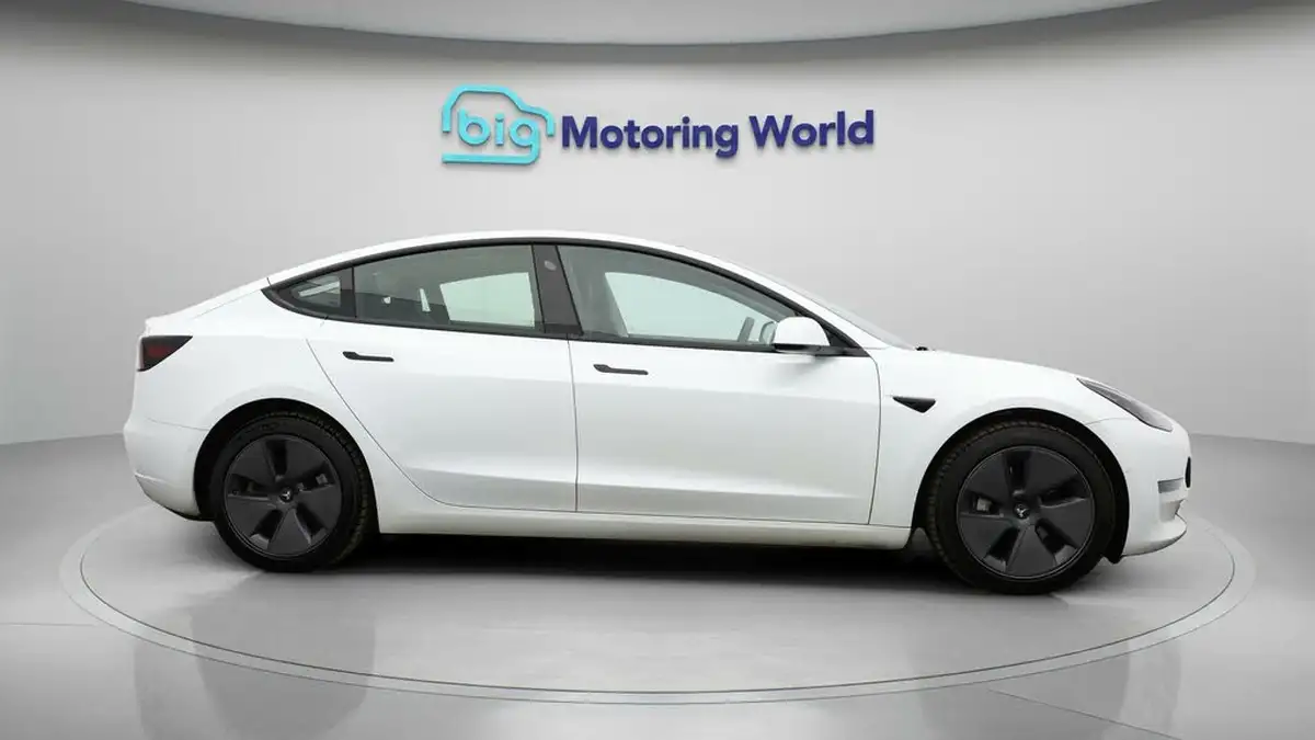 2022-tesla-model-3-e-long-range-big-7
