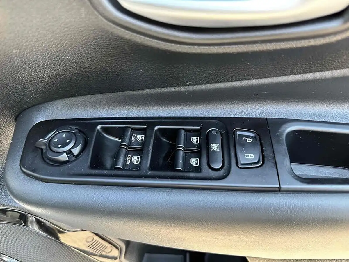 2021-jeep-renegade-10-gse-night-eagle-big-37
