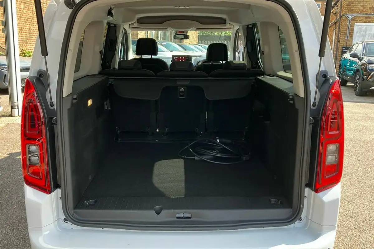 2024-vauxhall-combo-life-e-ultimate-xl-7st-big-26