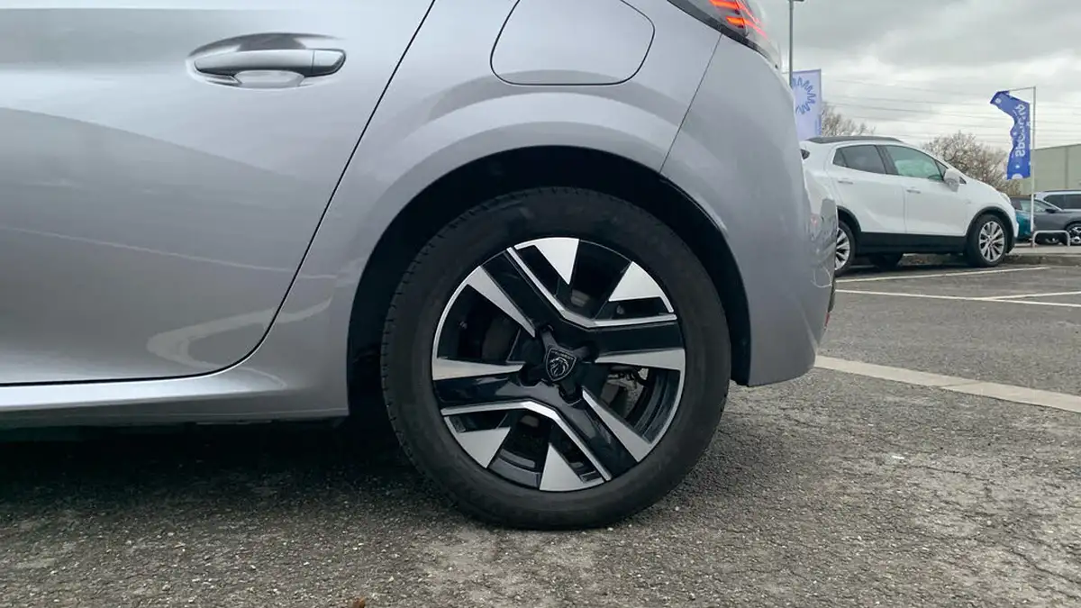 2024-peugeot-208-e-e-style-big-14