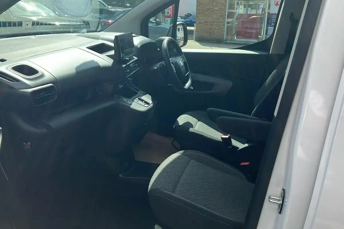 2024-vauxhall-combo-life-e-ultimate-xl-7st-big-2