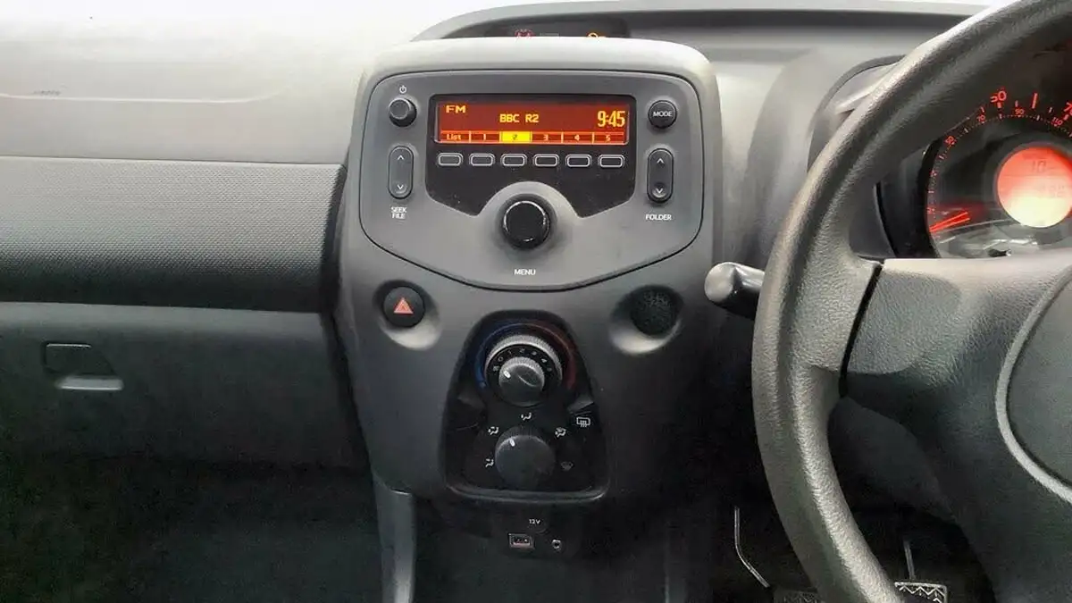 2015-toyota-aygo-10-vvt-i-x-3d-big-6