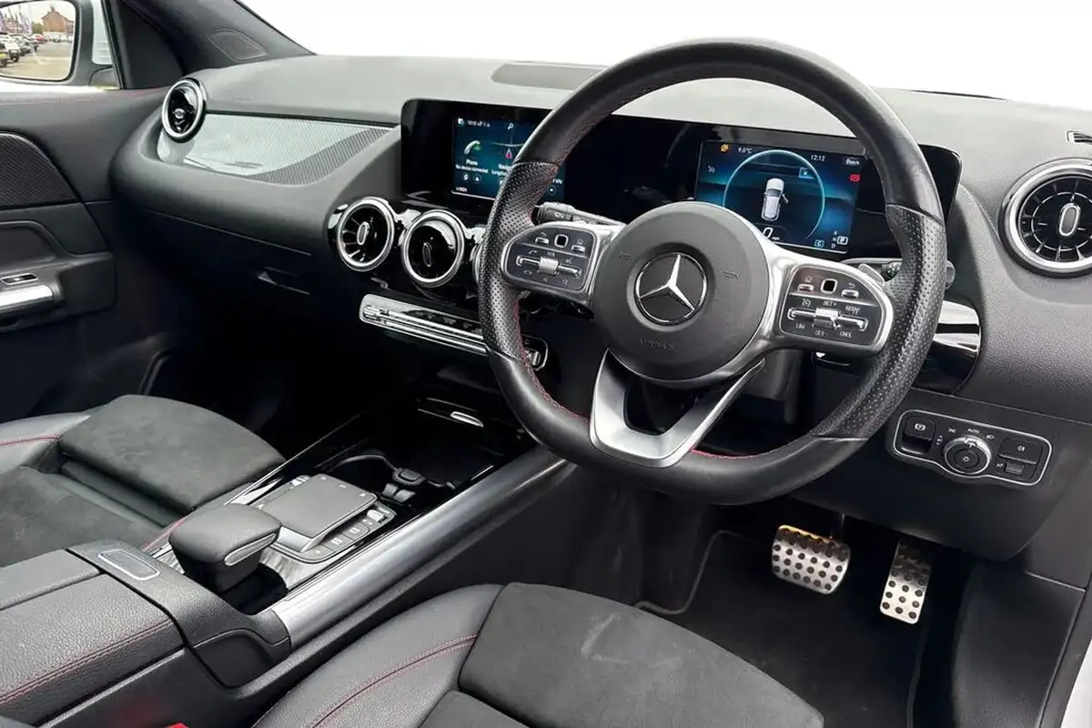 2021-mercedes-benz-gla-class-13-gla-200-amg-line-big-12