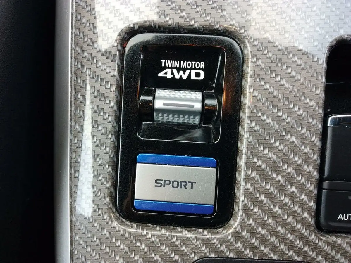 2021-mitsubishi-outlander-24-dynamic-safety-phev-big-32