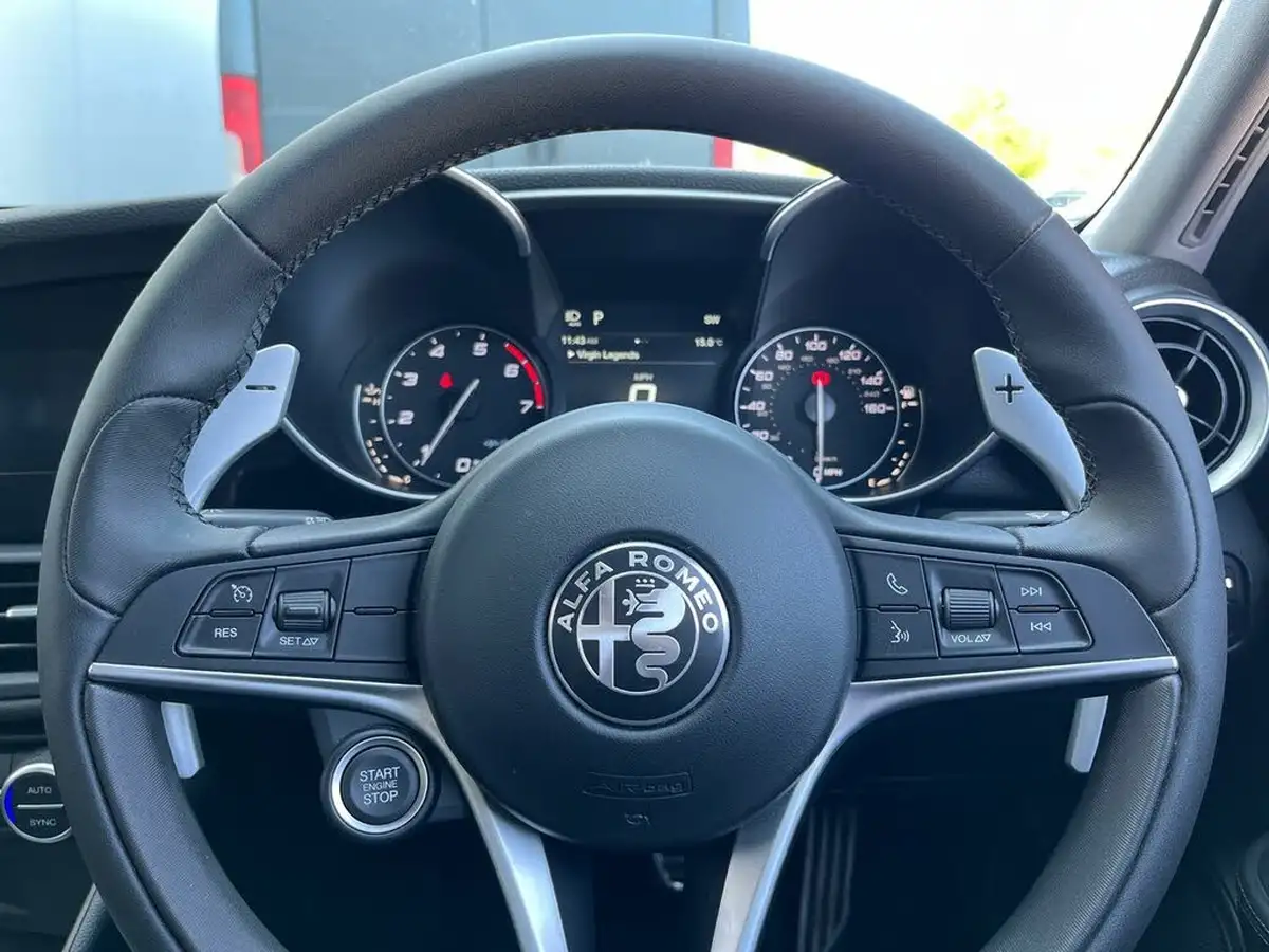 2018-alfa-romeo-giulia-20-veloce-big-24