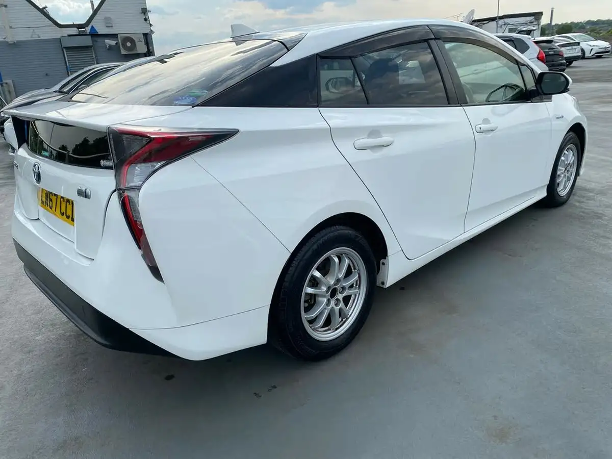 2018-toyota-prius-hybrid-big-12