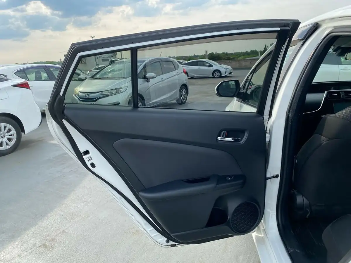2018-toyota-prius-hybrid-big-40