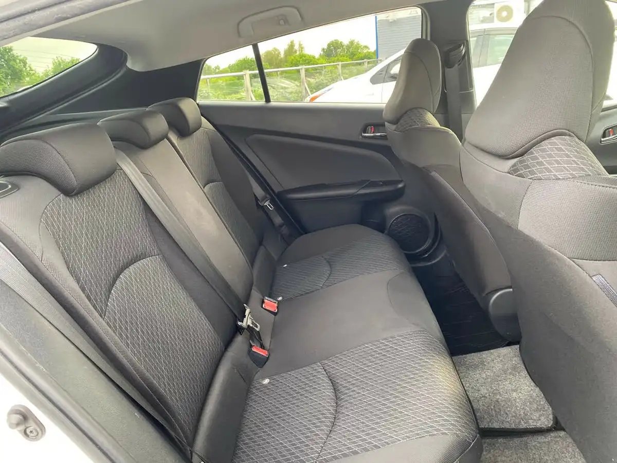 2018-toyota-prius-hybrid-big-36