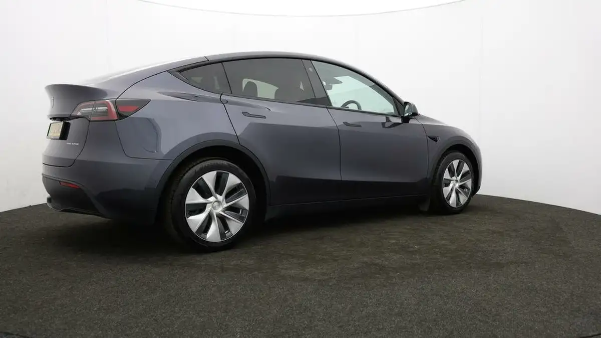 2022-tesla-model-y-e-long-range-big-28