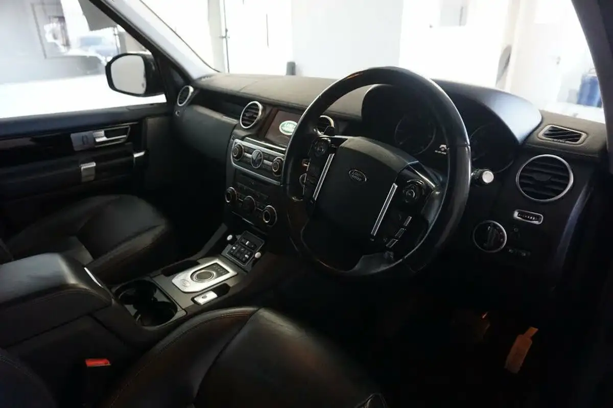 2016-land-rover-discovery-4-30-sd-v6-hse-big-16