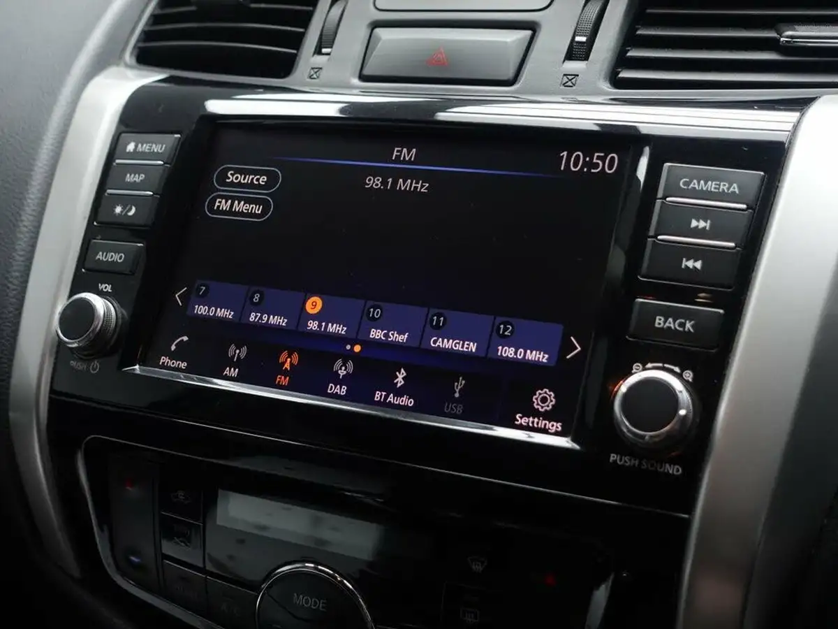 2021-nissan-navara-23dci-tt-tekna-8-navileather-auto-big-21
