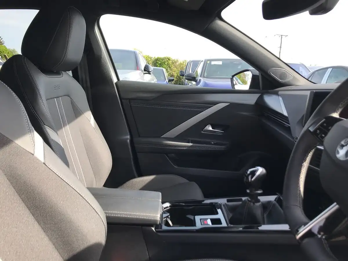 2024-vauxhall-astra-12-turbo-gs-130ps-sport-tourer-big-3