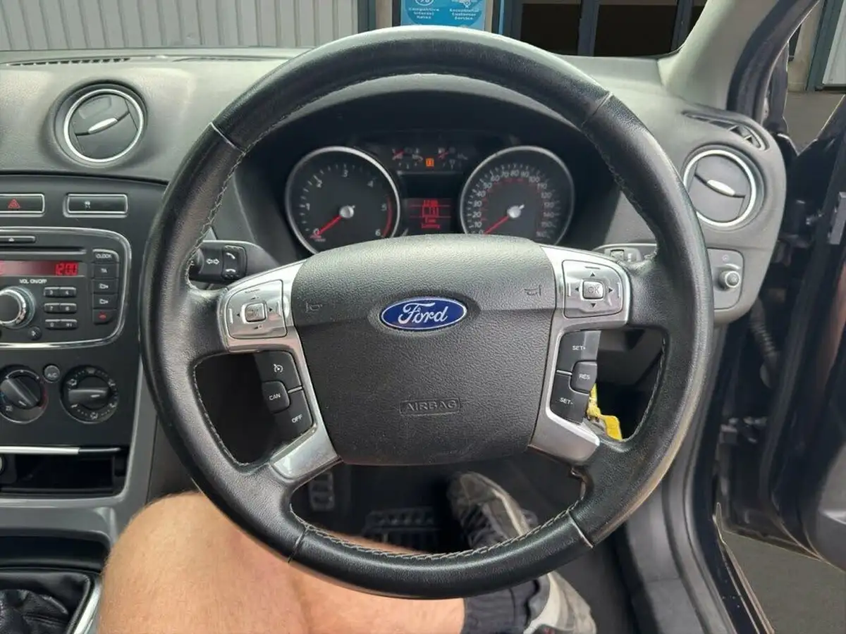 2012-ford-mondeo-20tdci-edge-140-hatchback-big-33