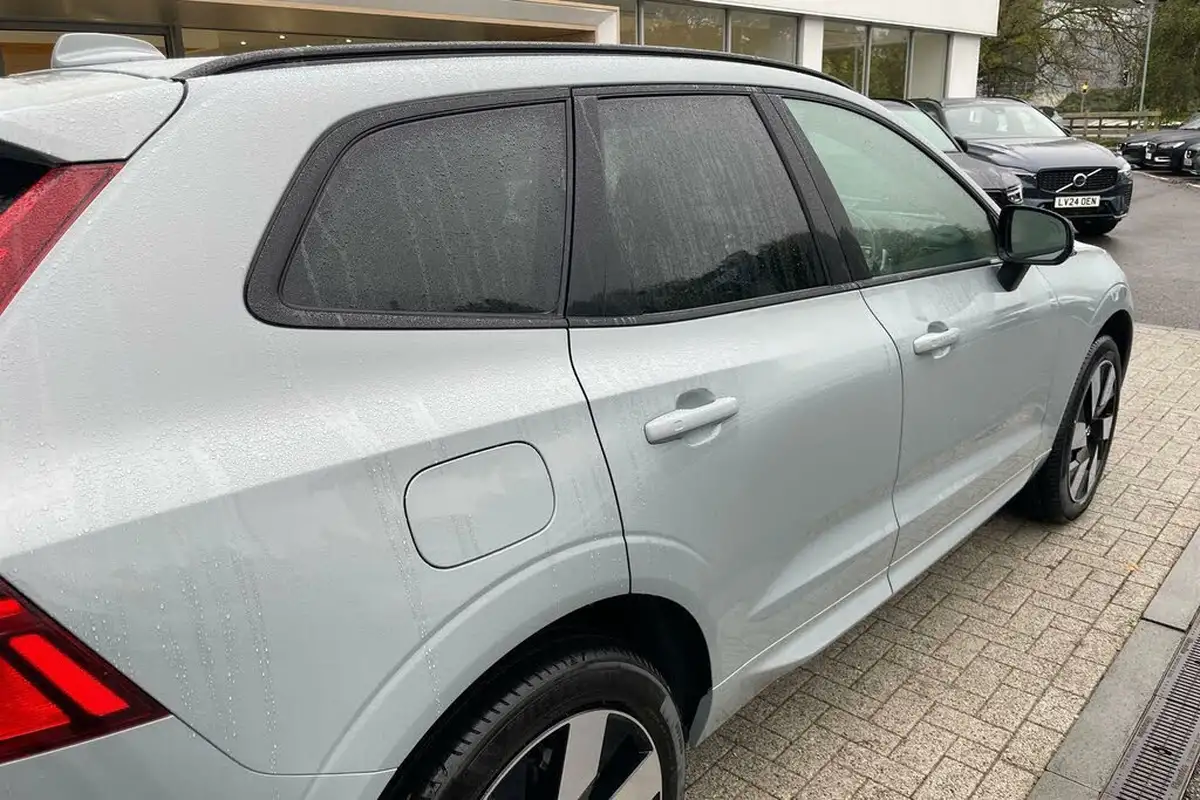 2024-volvo-xc60-20-t8-ultra-dark-big-13